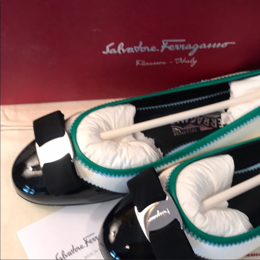 Salvatore Ferragamo Varina flats whT/bl/green 8M - Picture 1 of 7